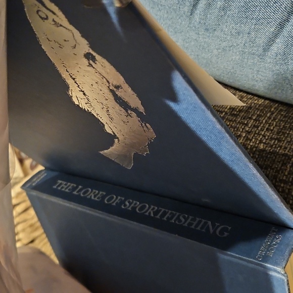 Gorgeous 1970s Coffee Table Book with Illustrations - Picture 12 of 13